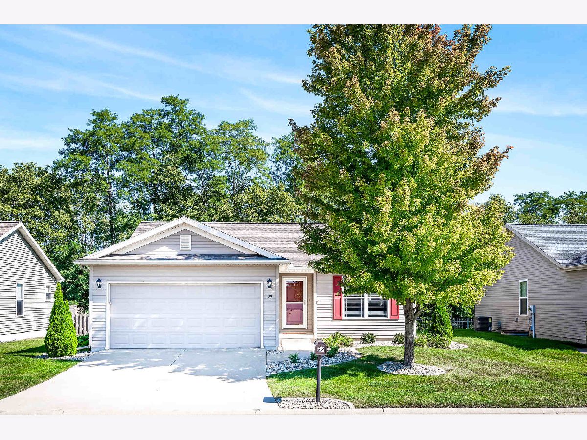 Homes & Condos & Townhomes Sold Fox Creek Village Bloomington Illinois, 22 Winding
