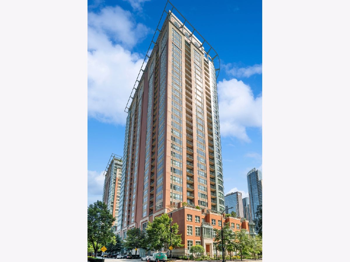 Condos & Townhomes Rented Riverview Condominiums Chicago Illinois, 415 North Water