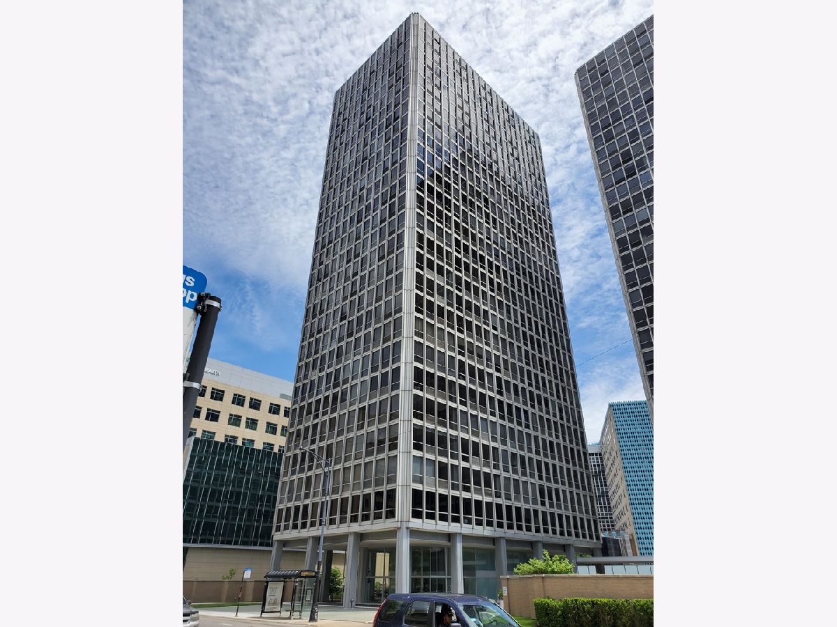 Condominiums Rented Commonwealth Plaza Chicago Illinois, 340 Diversey