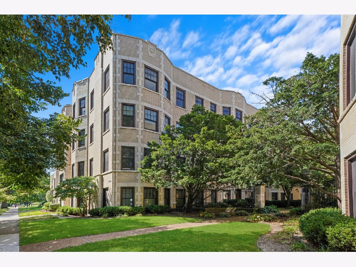 Condominiums Sold Stoneleigh Courts Evanston Illinois, 822 Judson