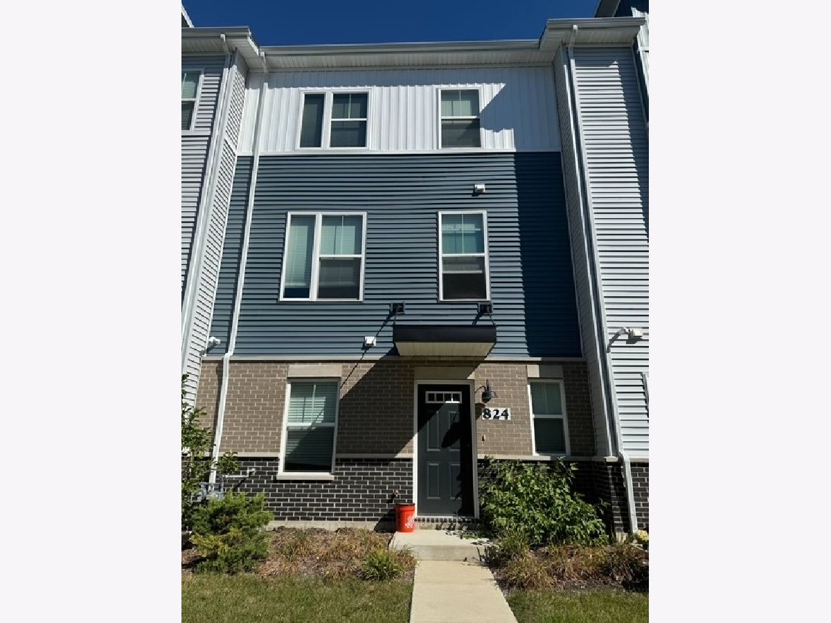 Condos & Townhomes Rented Gramercy Square Aurora Illinois, 824 Finley