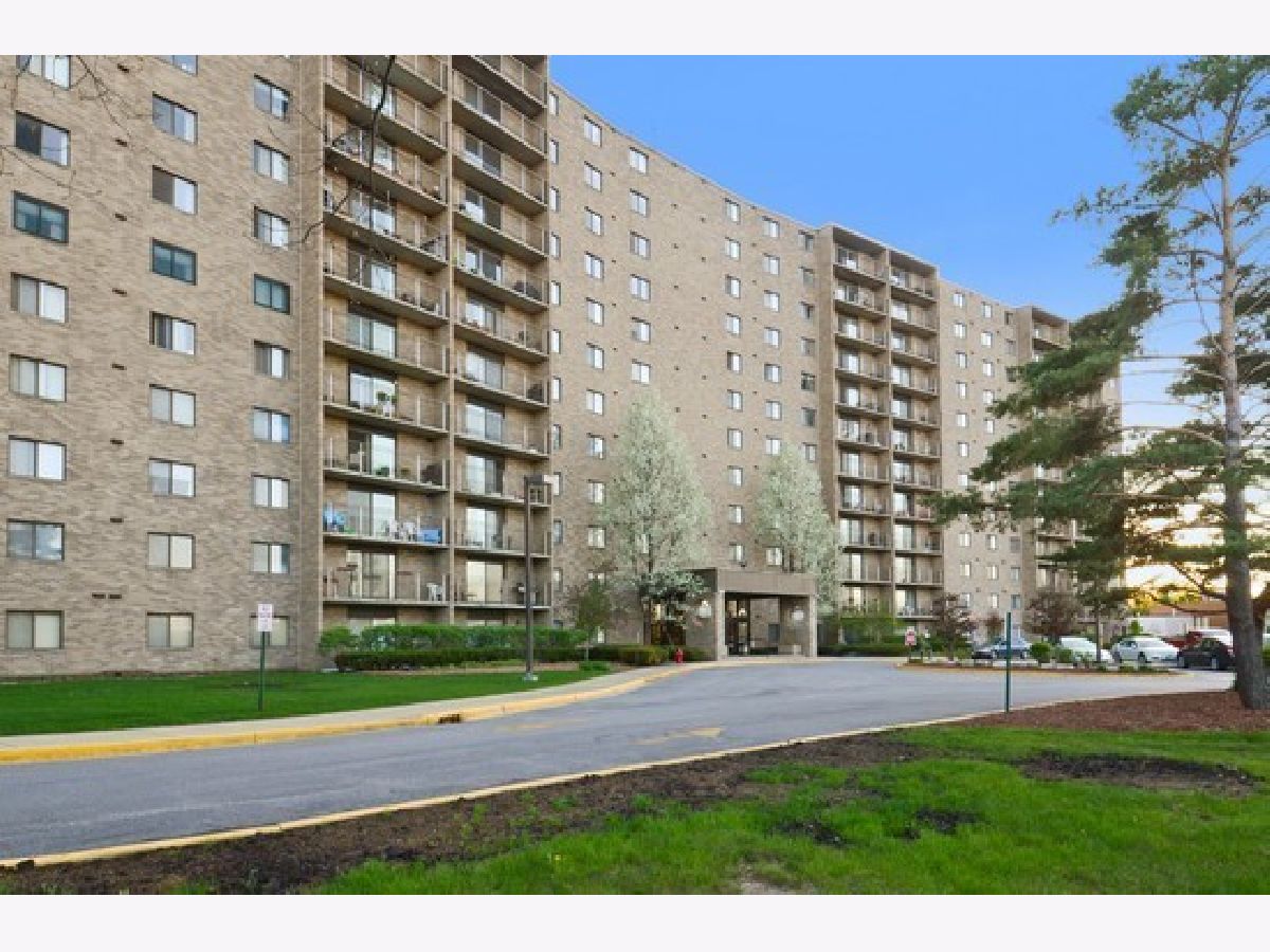 Condominiums Sold Lake Hinsdale Towers Willowbrook Illinois, 6340 Americana