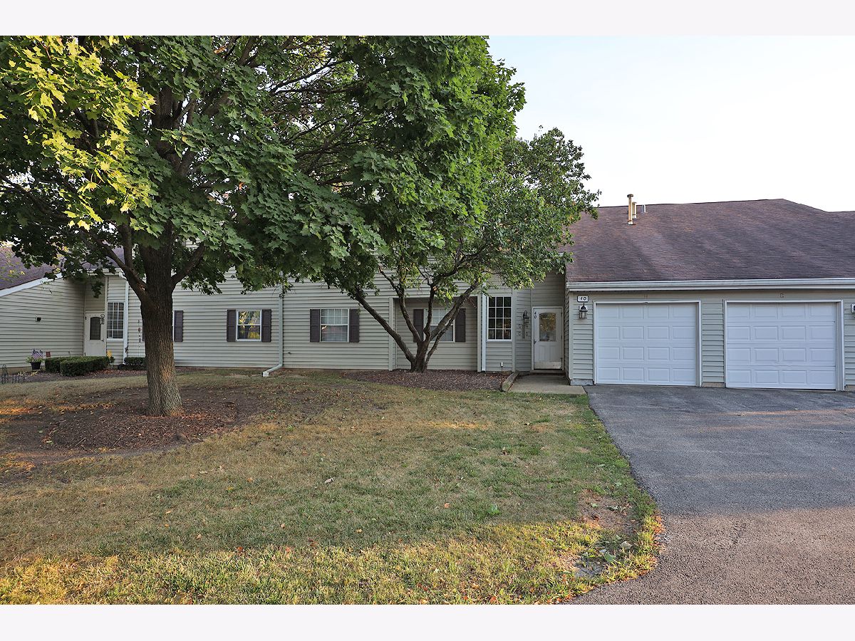 Condos & Townhomes Rented Victorian Park Streamwood Illinois, 40 Victoria