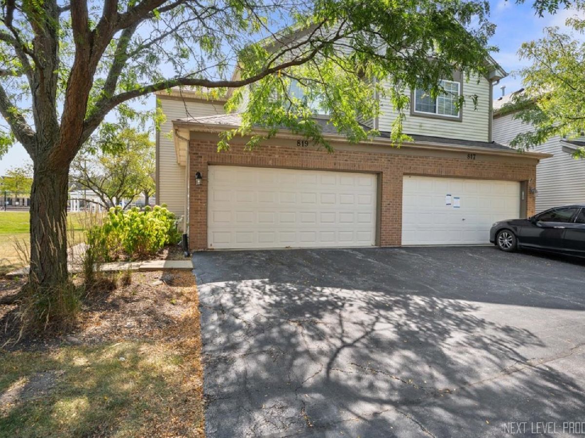 Townhomes & Condos & Homes Rented Woodlands At Oakhurst North Aurora Illinois, 819 Asbury