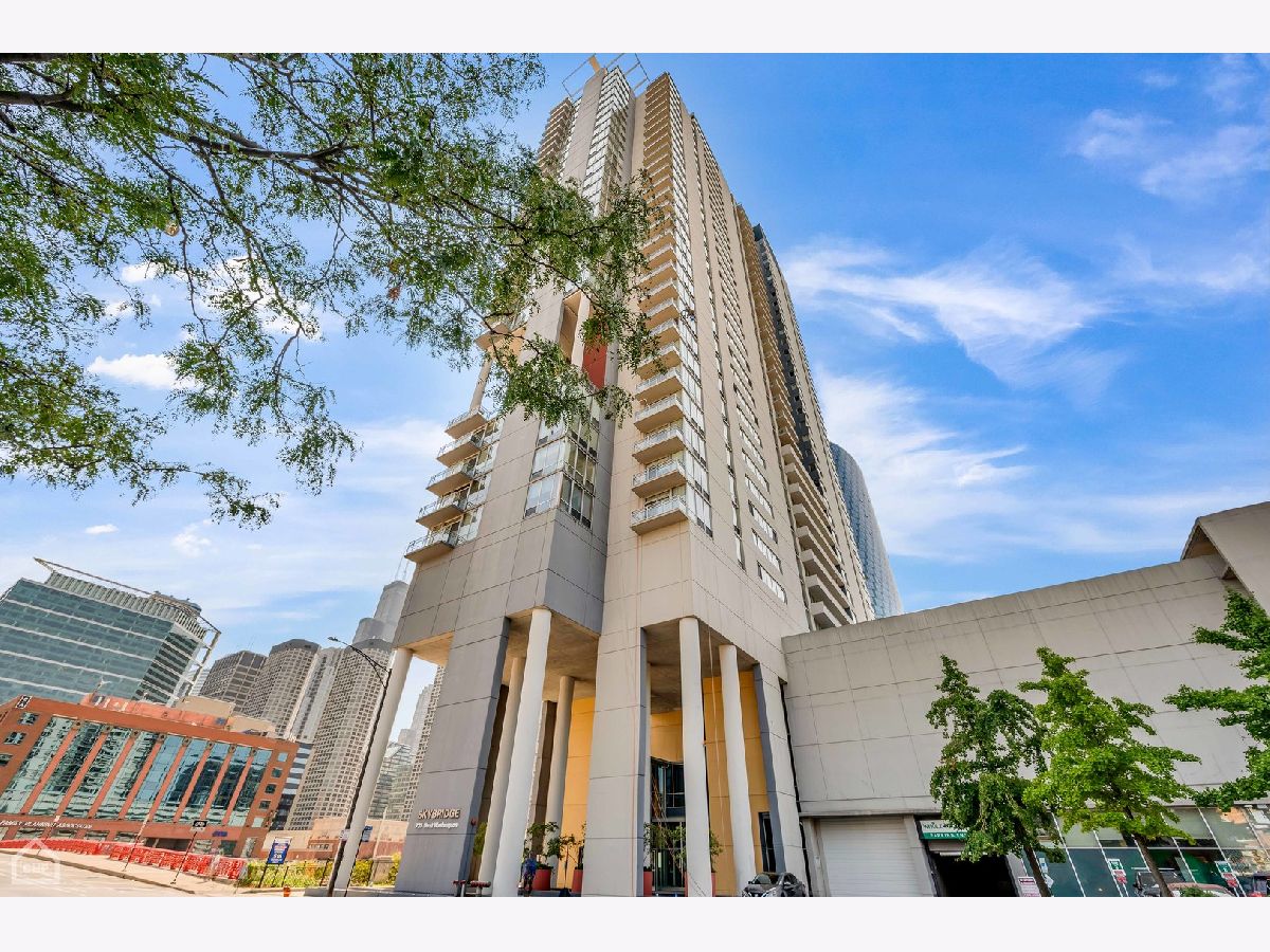 Condominiums Sold Skybridge Chicago Illinois, 737 Washington
