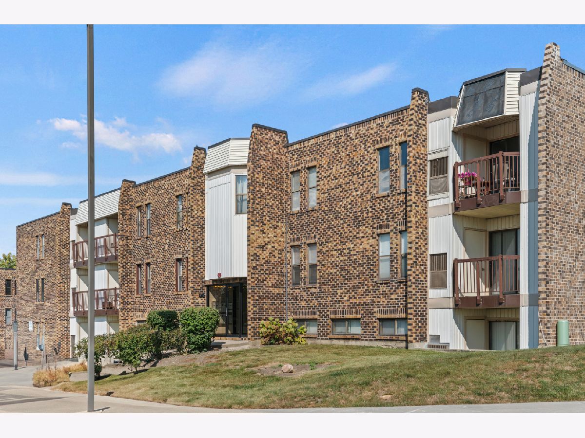 Condominiums & Homes Sold Country Club Woodridge Illinois, 2222 Country Club
