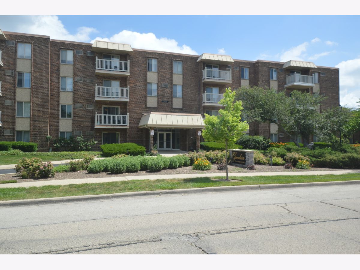 Homes & Condominiums Sold Greenbrier Arlington Heights Illinois, 2411 Kennicott