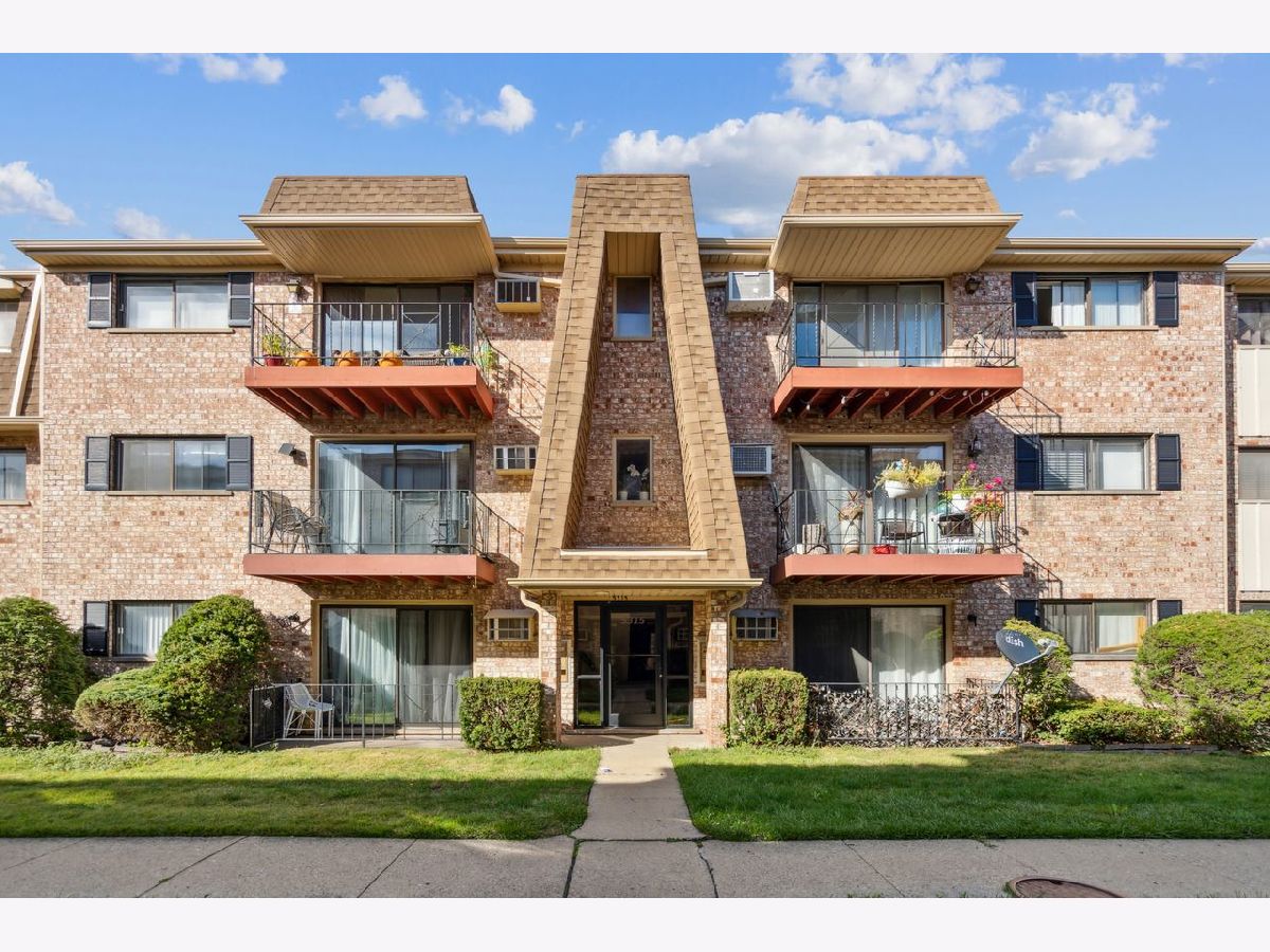 Condominiums Sold Innisbrook Chicago Illinois, 5315 Delphia