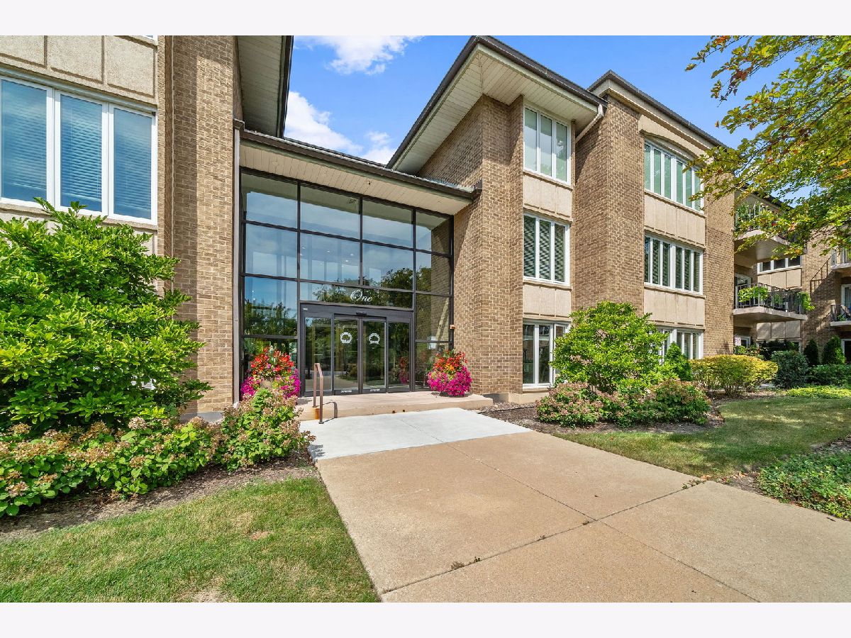 Condominiums Sold Oak Brook Club Oak Brook Illinois, 1 Oak Brook Club