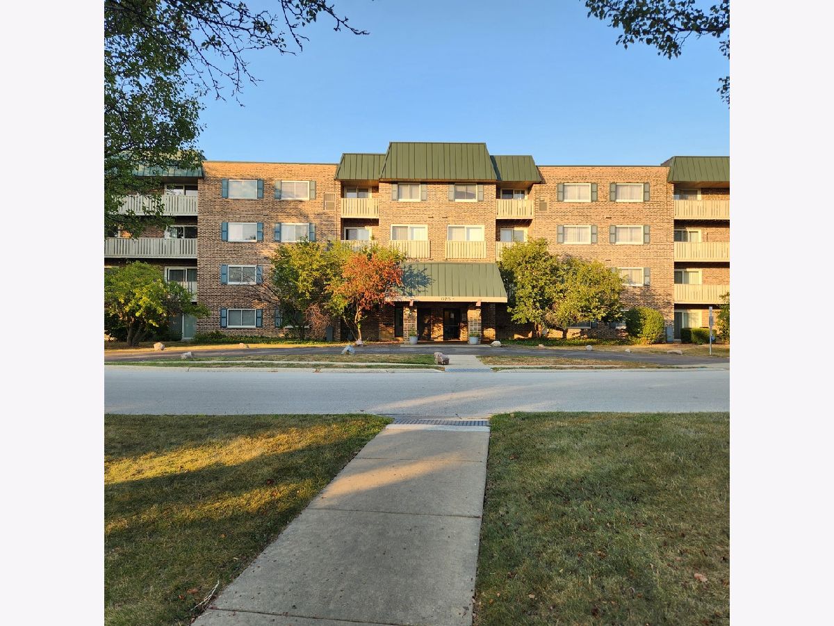 Condominiums Sold Twelve Oaks Elk Grove Village Illinois, 675 Grove