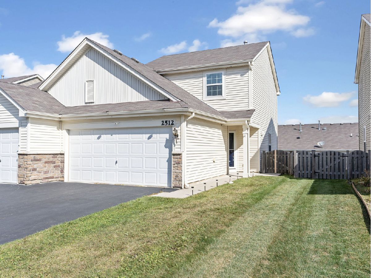 Townhomes & Homes Sold Lakewood Crossing Hampshire Illinois, 2512 Hearthstone