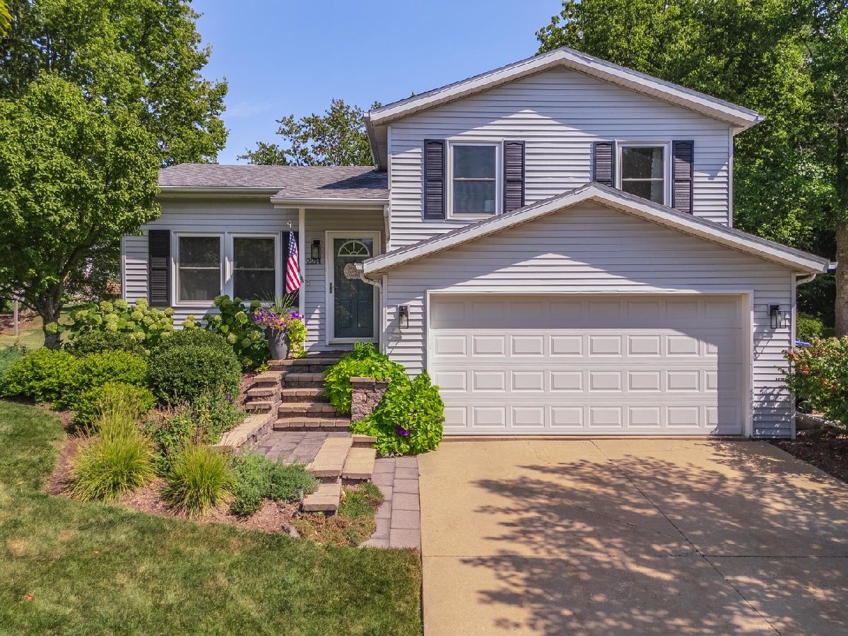 Homes & Condos & Townhomes Sold Oakwoods Bloomington Illinois, 2214 Woodhavens
