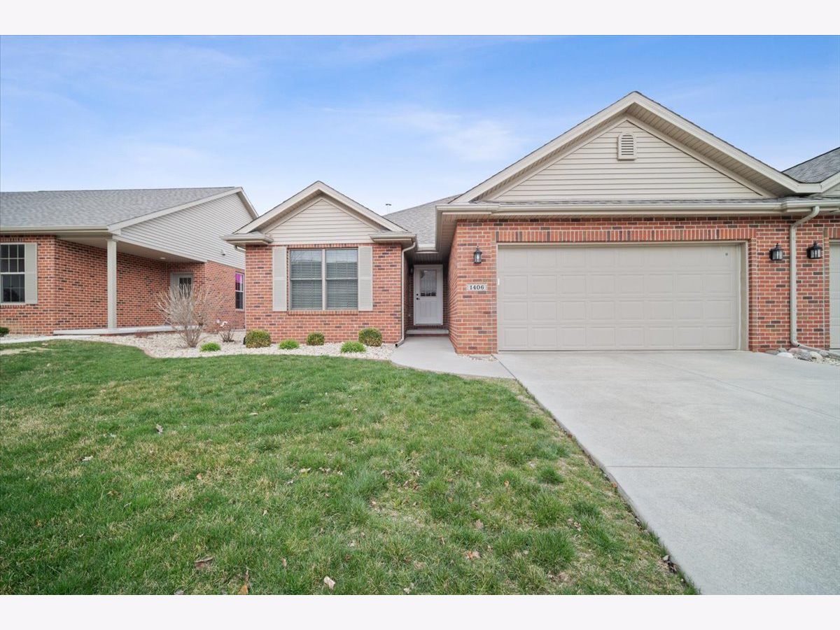 Condos & Townhomes Sold Evergreen Village Normal Illinois, 1406 Monterey Pine