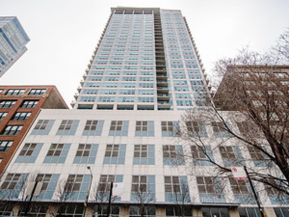 Condominiums Rented Wells Street Tower Chicago Illinois, 701 Wells