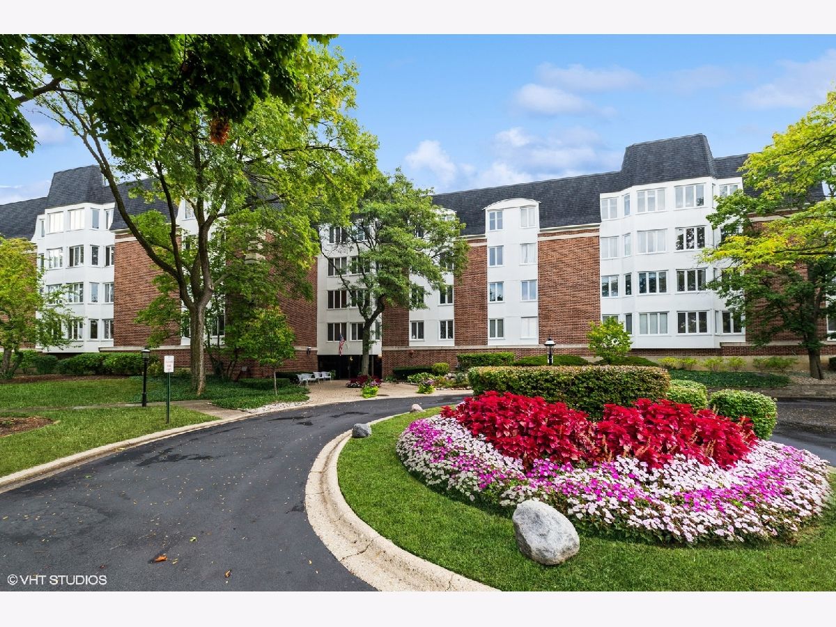Condominiums Sold Cambridge On The Lake Buffalo Grove Illinois, 250 Lake