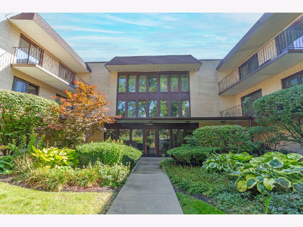 Condominiums Rented Devonshire Terrace Skokie Illinois, 9801 Gross Point