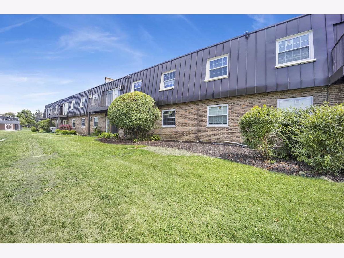 Condominiums Rented Suffield Gardens Westmont Illinois, 7S035 Suffield