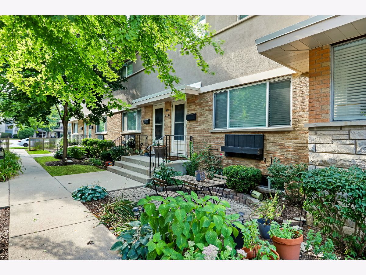 Townhomes Sold Austin Courts Libertyville Illinois, 622 Milwaukee
