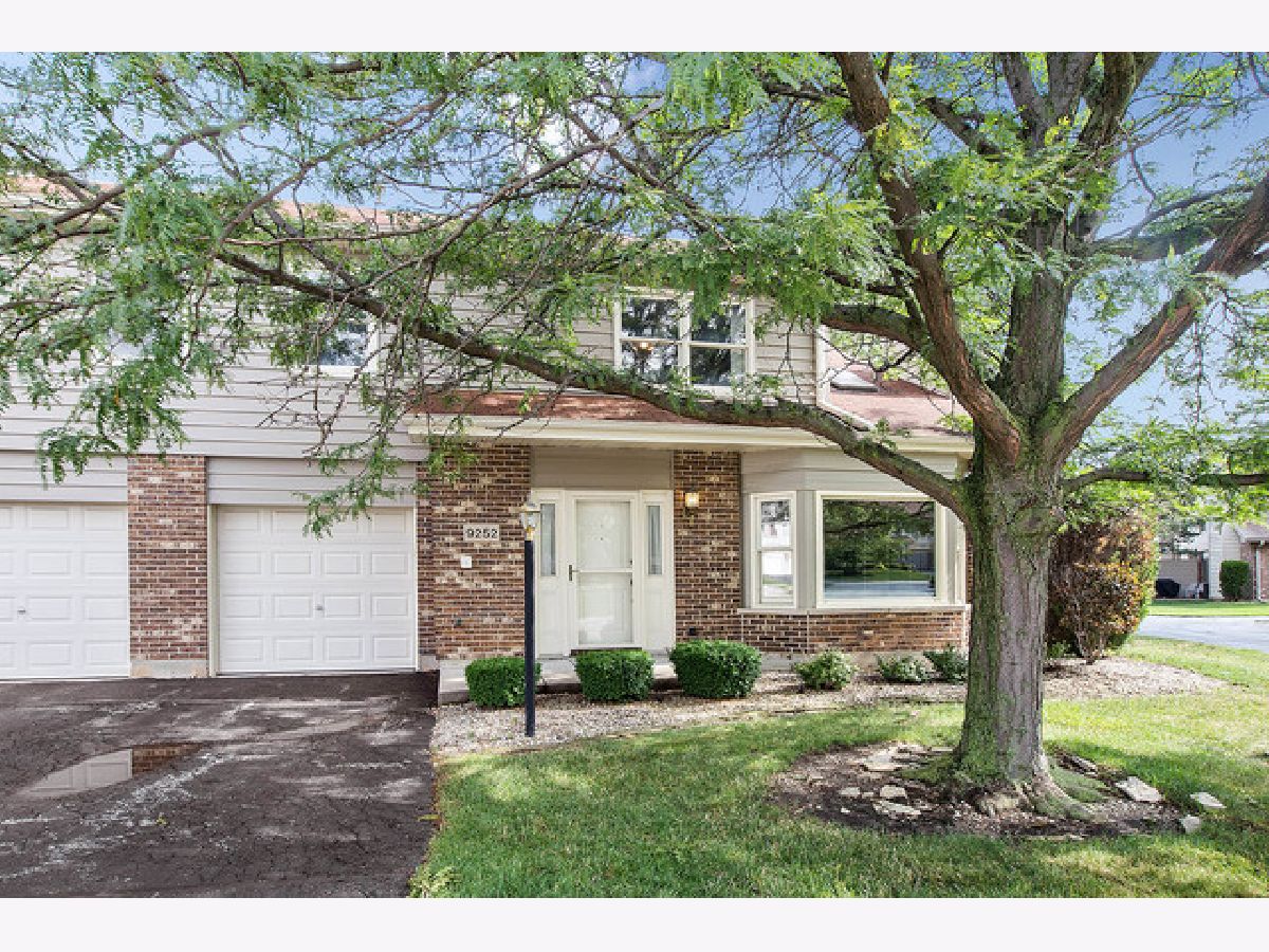 Townhomes & Homes Rented Village Square Orland Park Illinois, 9252 Cliffside