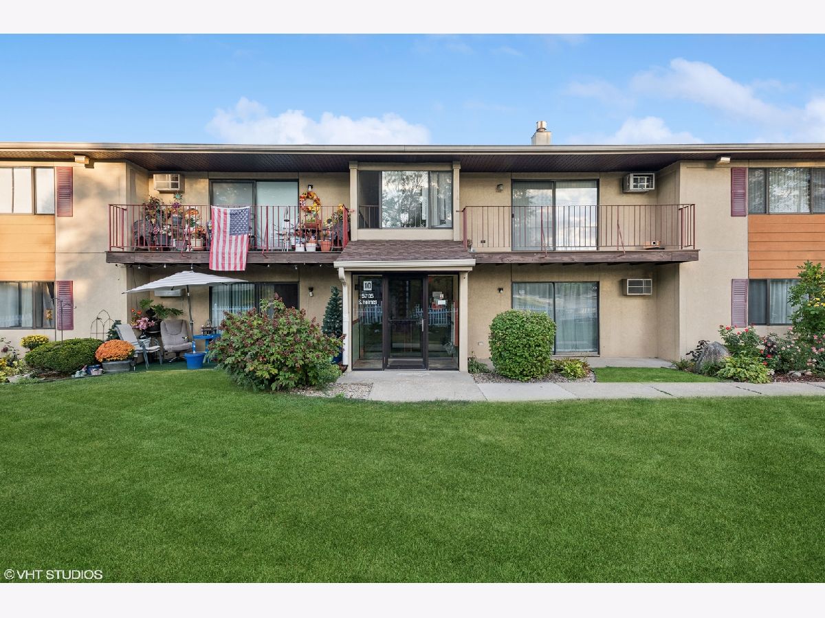 Condominiums Sold Park Willow Clarendon Hills Illinois, 5705 Holmes