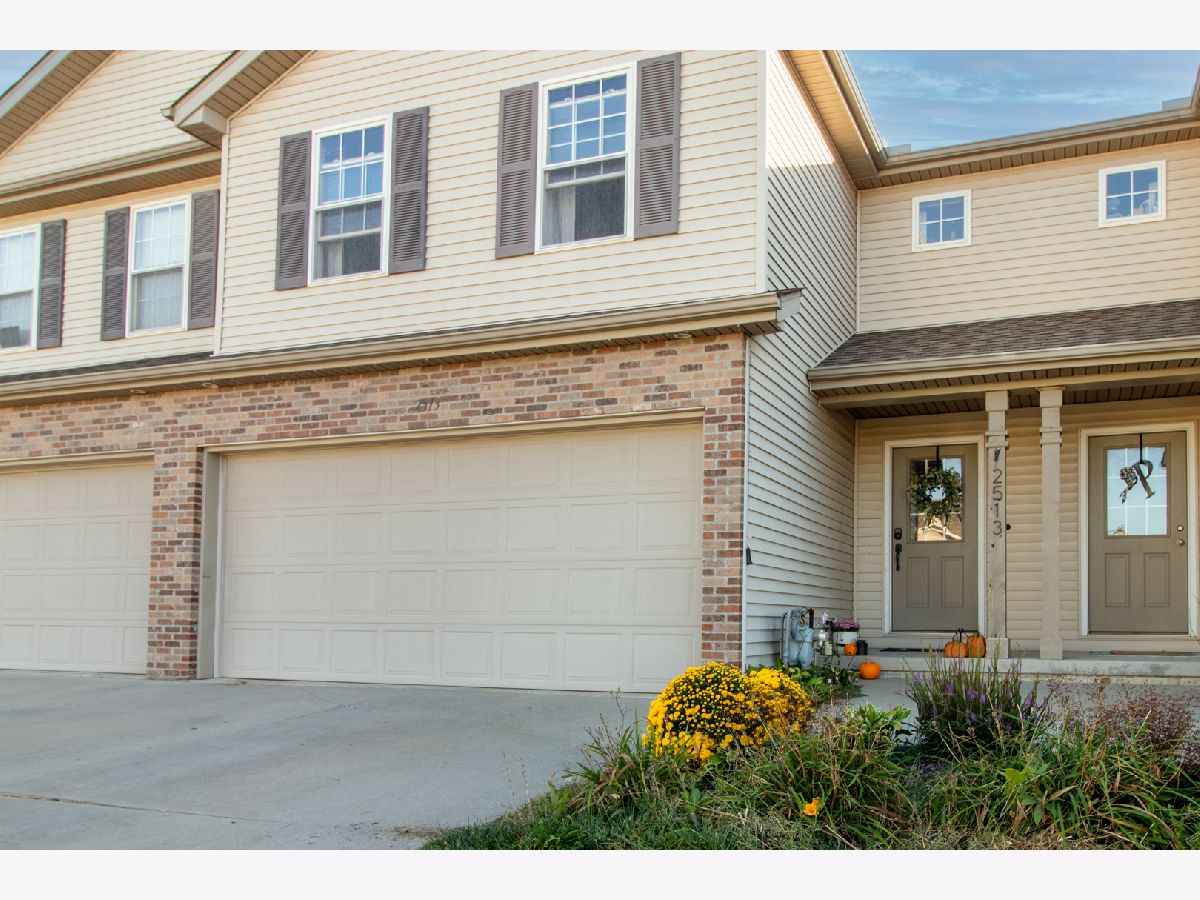 Homes & Condos & Townhomes Sold Fox Hollow Bloomington Illinois, 2513 Fox Trot