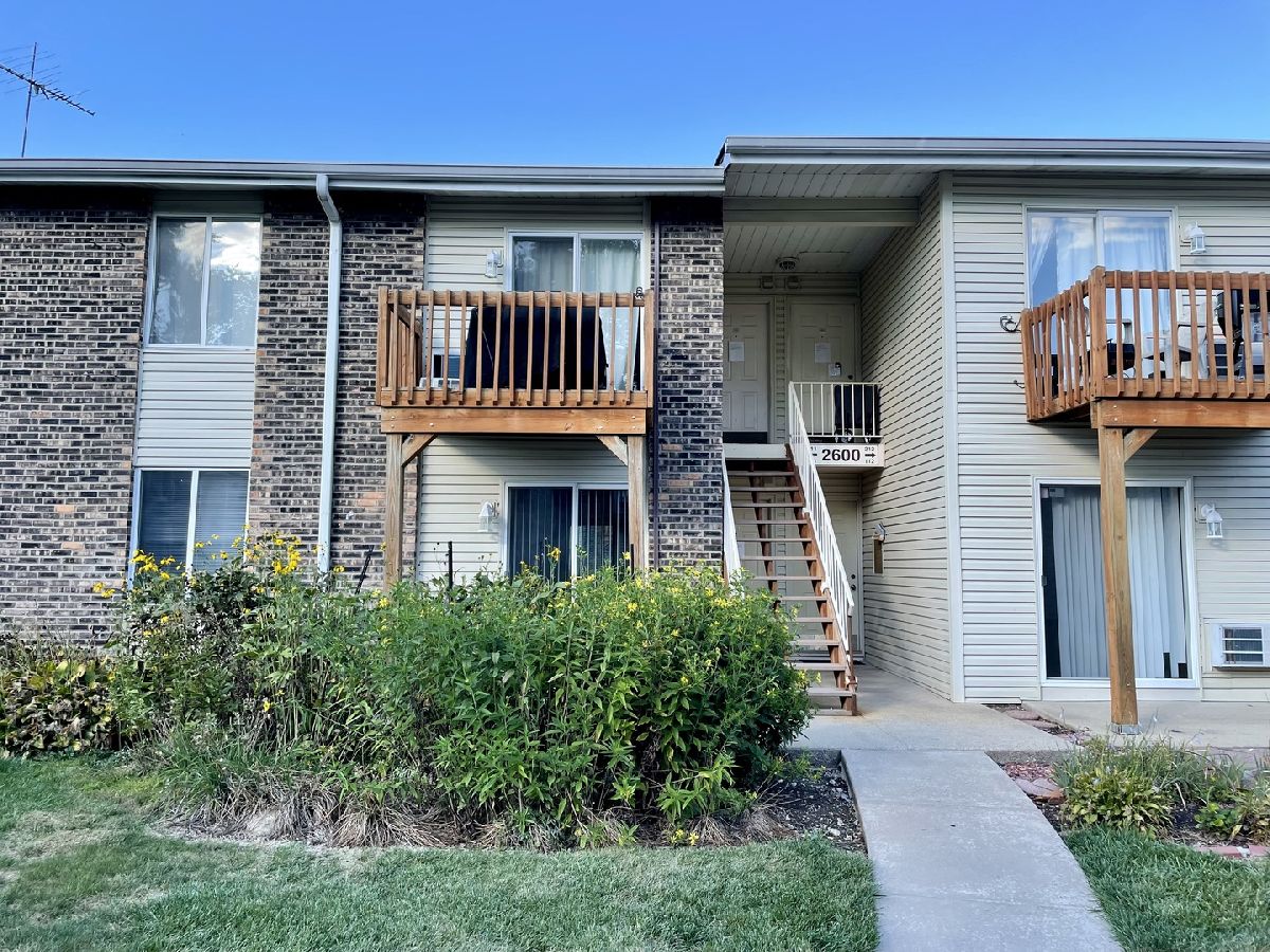 Condominiums Rented Deer Run Oswego Illinois, 2600 Light