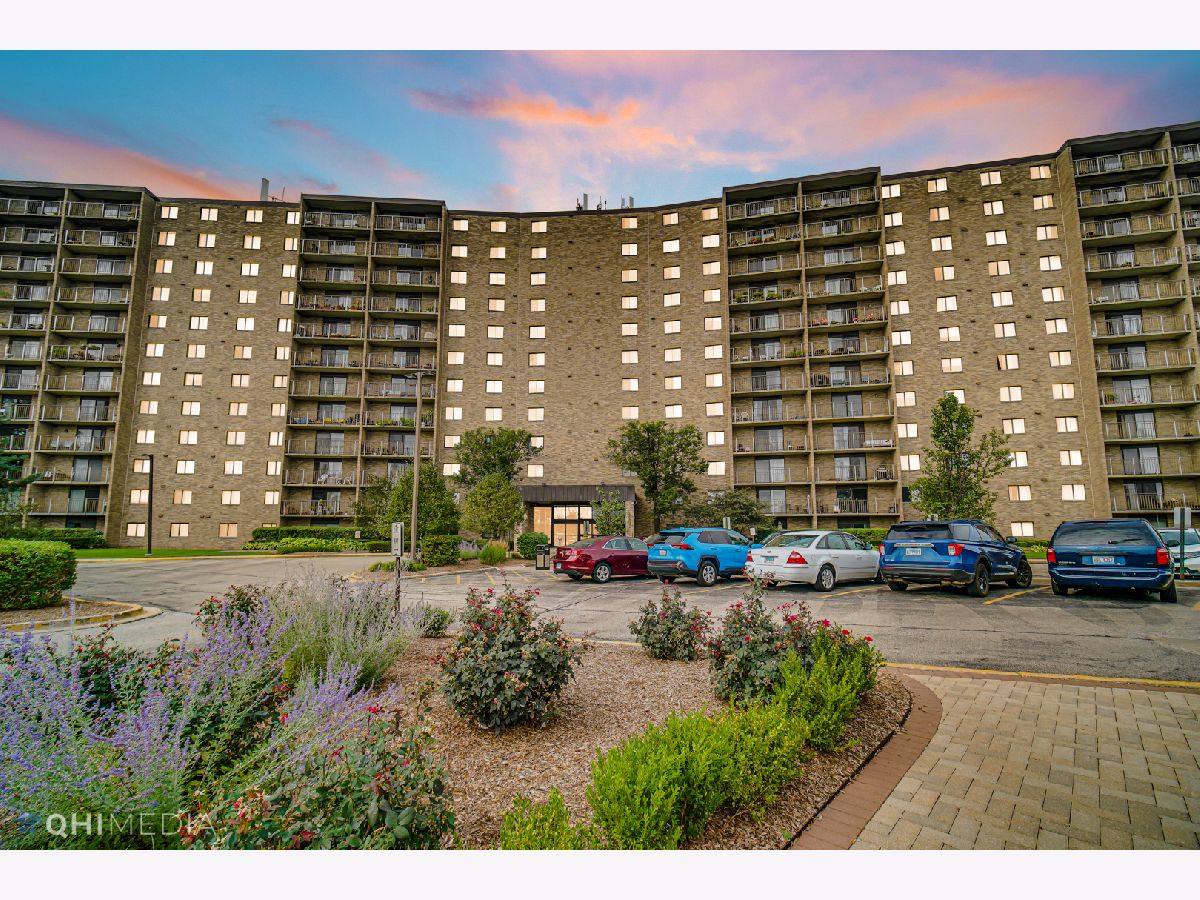 Condominiums Sold Lake Hinsdale Towers Willowbrook Illinois, 6340 Americana