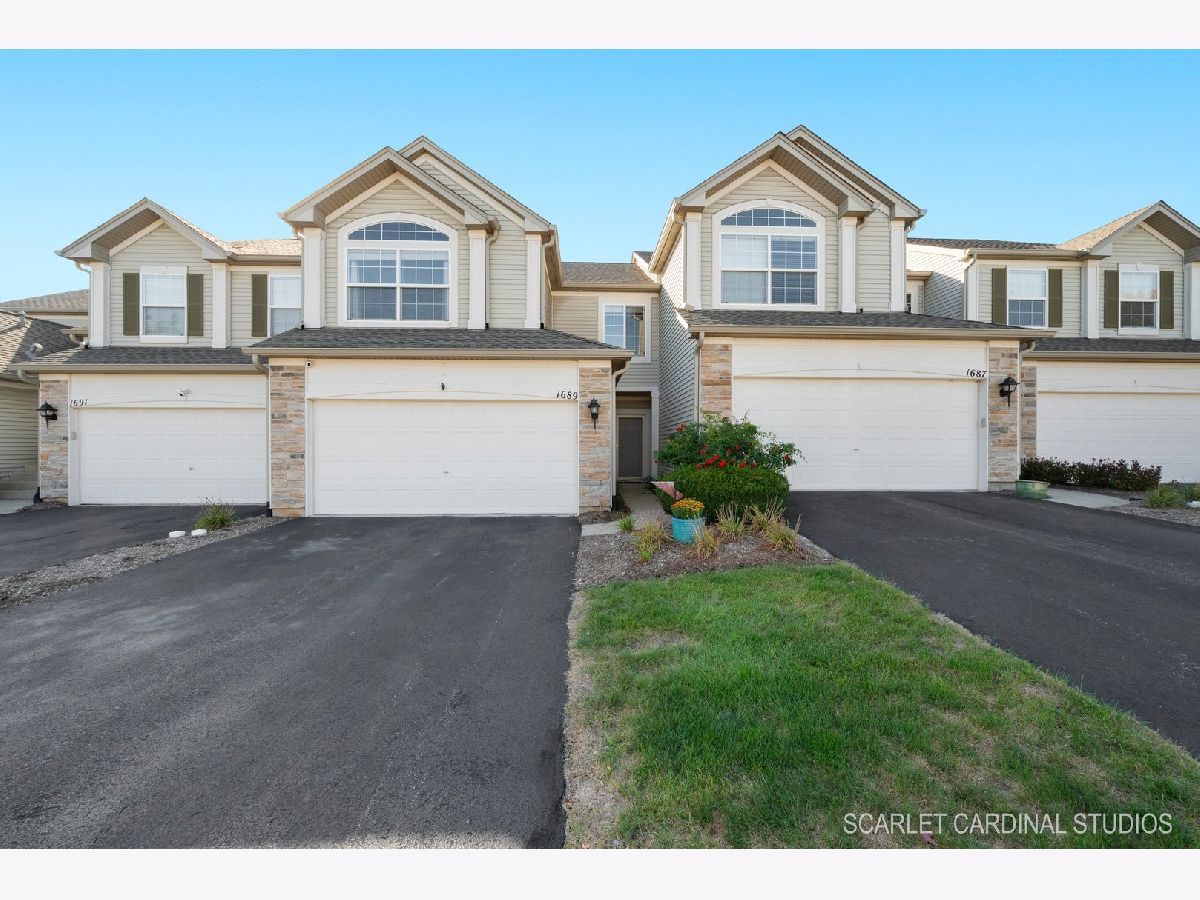 Townhomes & Condos & Homes Sold Grand Pointe Trails Aurora Illinois, 1689 Fredericksburg