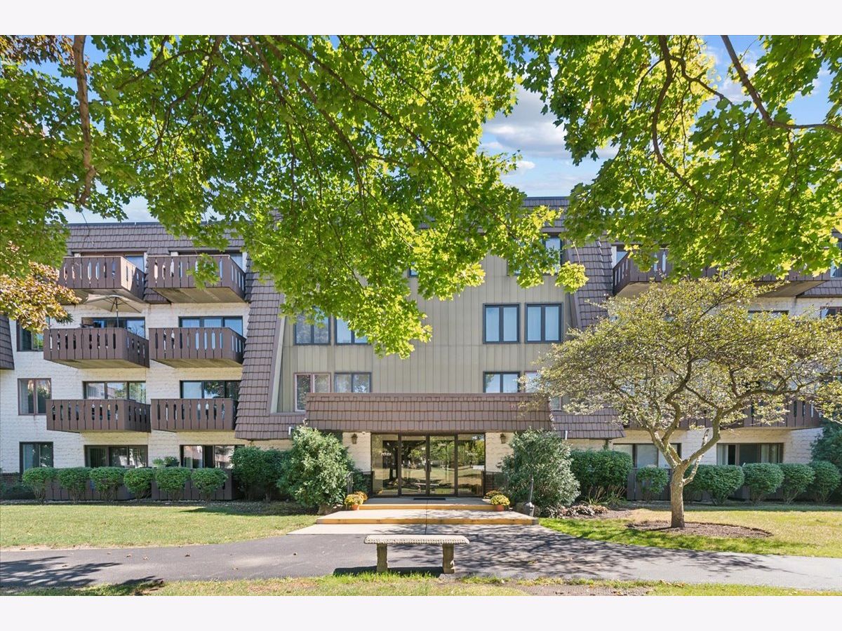 Townhomes & Condos Sold Whispering Lake Lake Bluff Illinois, 12900 Heiden