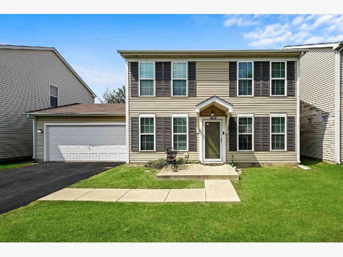 Homes & Townhomes & Condos Rented Hometown Aurora Illinois, 1624 Victoria Park