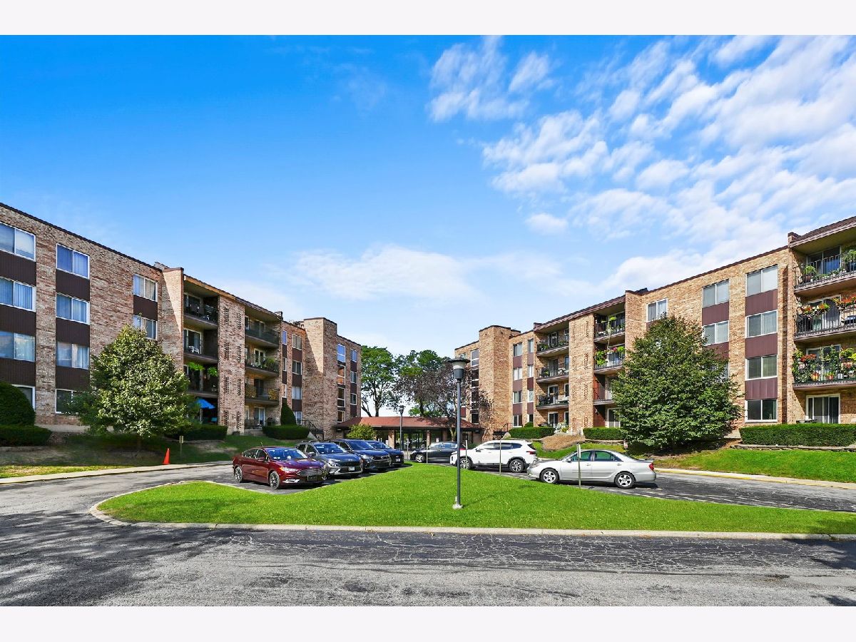 Condominiums Sold Hunt Club On The Lake Mount Prospect Illinois, 500 Huntington Commons