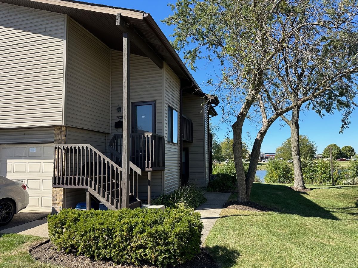 Townhomes & Condos Sold Larkspur Hanover Park Illinois, 7528 Bristol