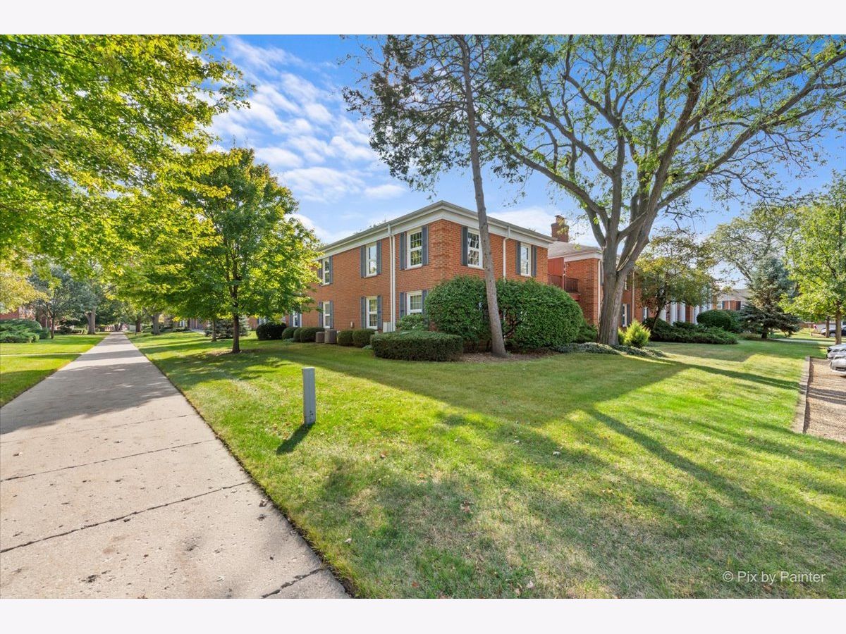 Condominiums Sold Coventry Club Crystal Lake Illinois, 511 Coventry