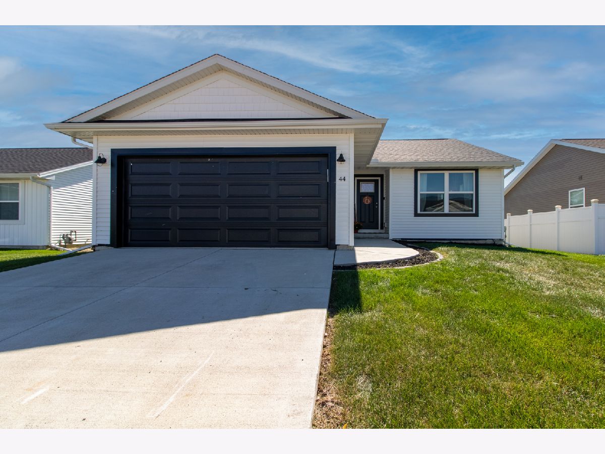 Homes & Condos & Townhomes Sold Fox Creek Village Bloomington Illinois, 44 Winding