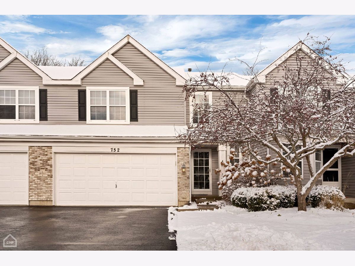 Townhomes Rented Mistwood Crystal Lake Illinois, 752 Savannah
