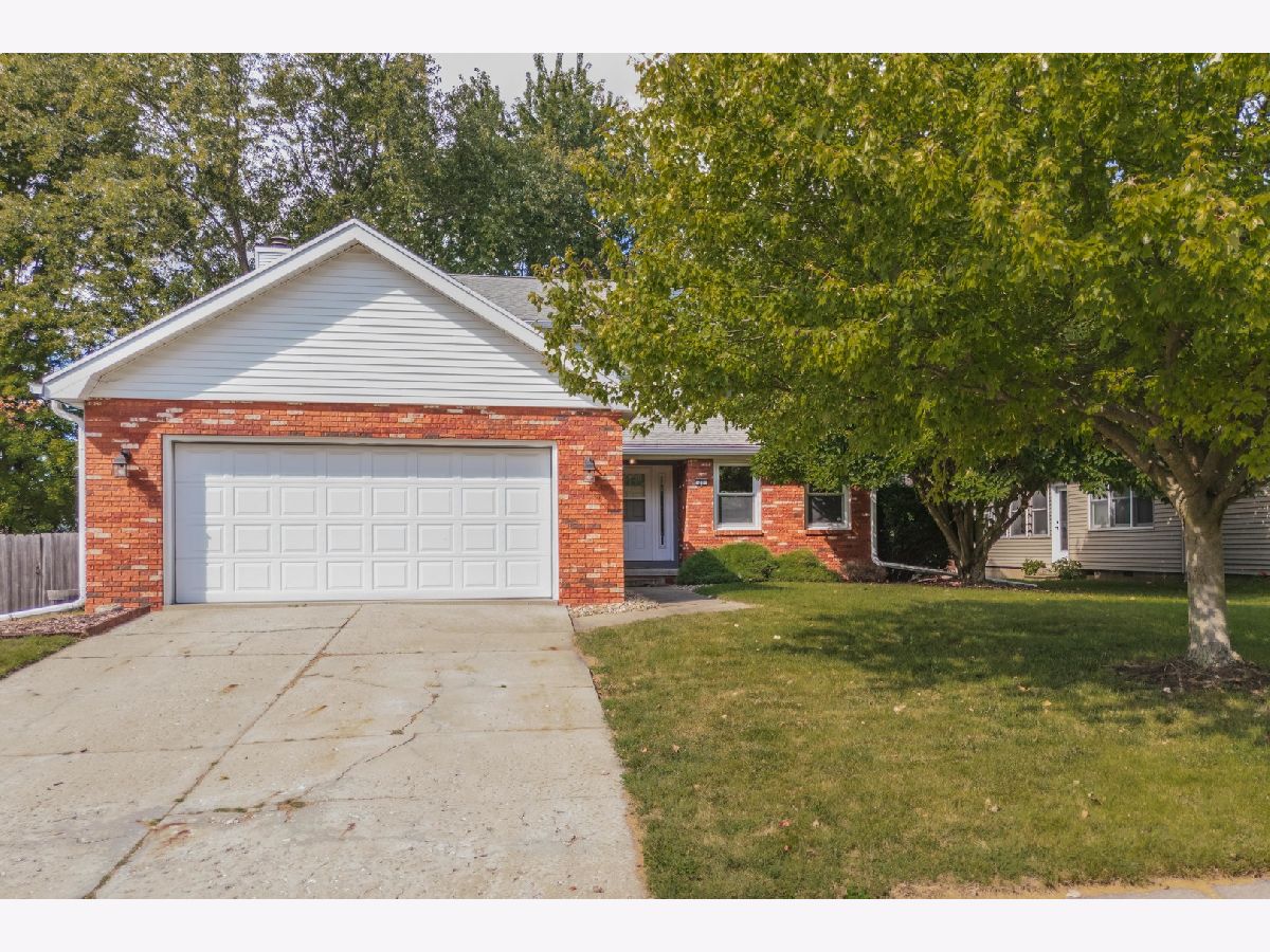 Homes & Condos & Townhomes Sold Rollingbrook Bloomington Illinois, 21 Kenfield