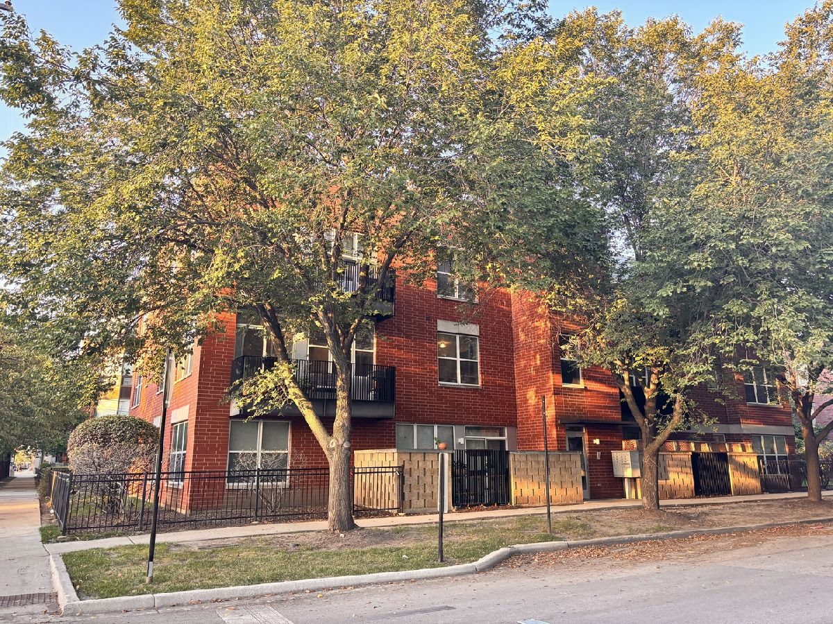 Condominiums Rented Westhaven Park Chicago Illinois, 1752 Maypole