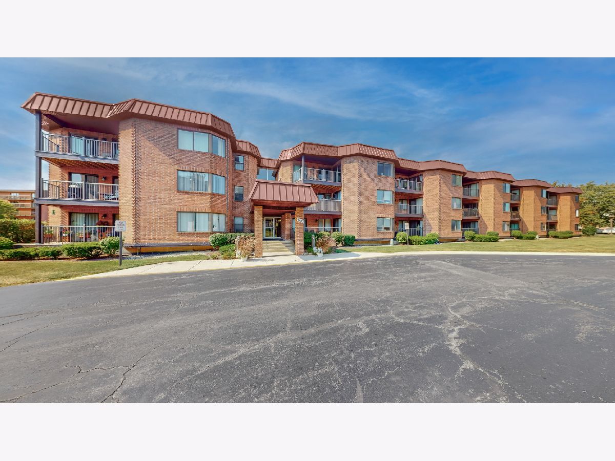 Condos & Townhomes Sold The Lawns Phase 3 Willowbrook Illinois, 6425 Clarendon Hills
