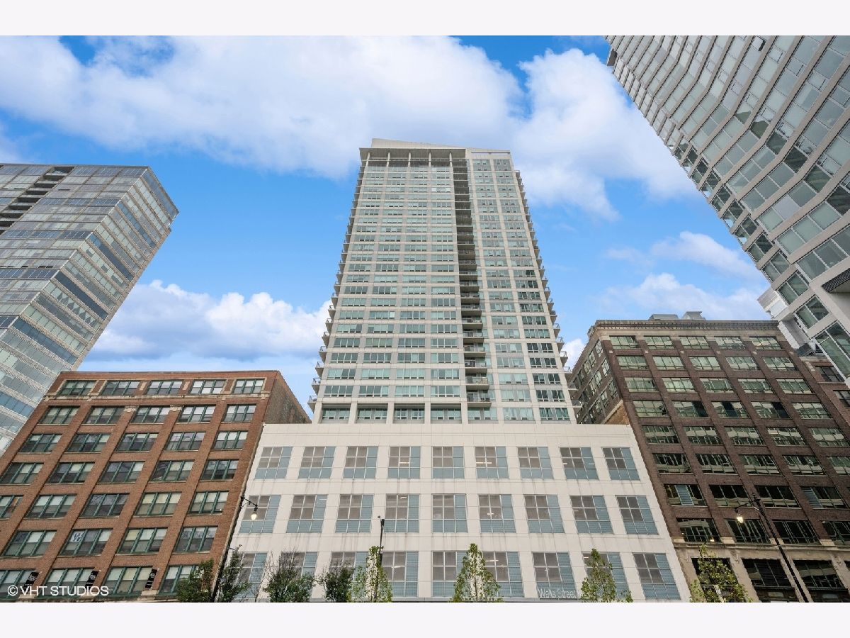 Condominiums Sold Wells Street Tower Chicago Illinois, 701 Wells