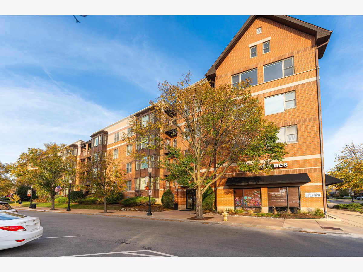 Condominiums Rented Acadia On The Green Downers Grove Illinois, 930 Curtiss