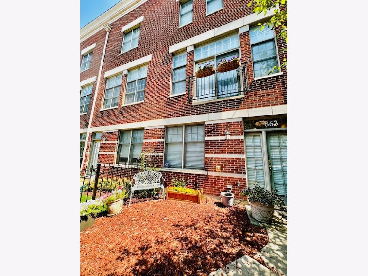 Condos & Townhomes Rented St. John's Park Chicago Illinois, 863 May