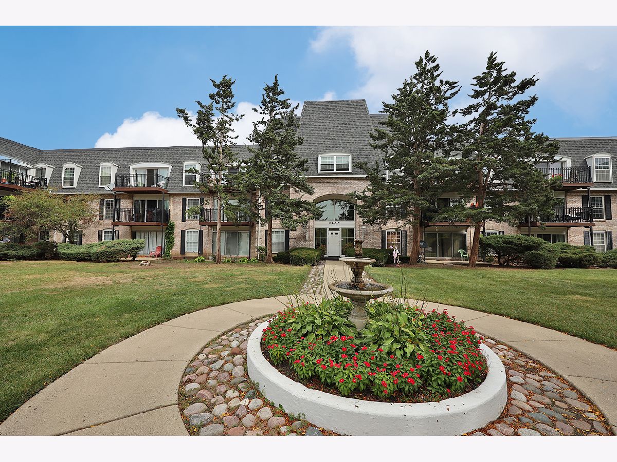 Condominiums Sold Carriage Way Rolling Meadows Illinois, 5200 Carriageway
