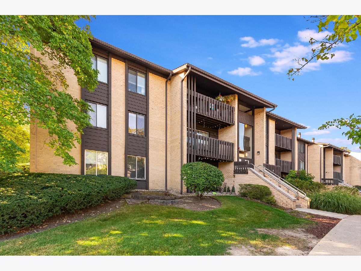 Condominiums Rented Knolls Willowbrook Illinois, 6165 Knoll Wood