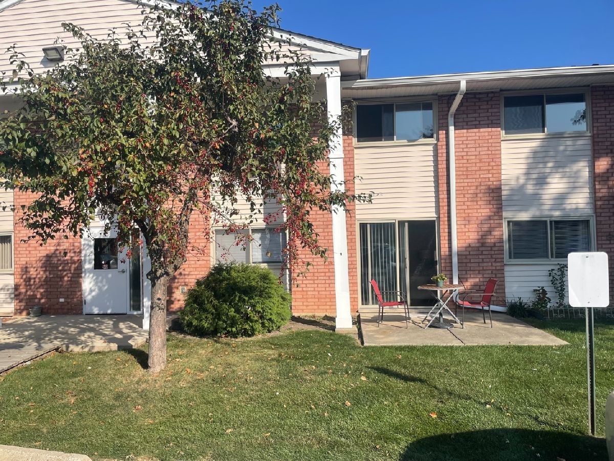 Condominiums Sold Emerald Hills Glendale Heights Illinois, 673 Fullerton