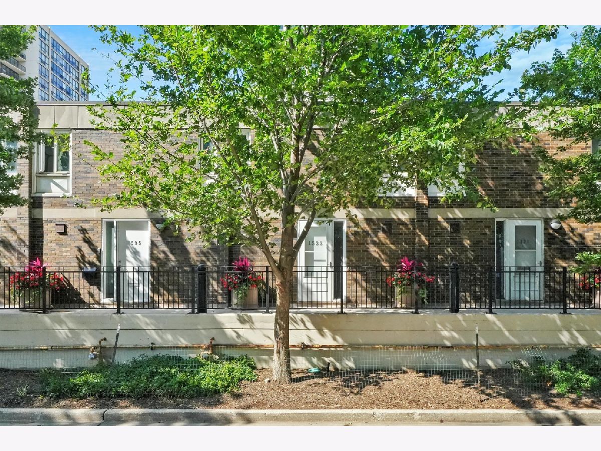 Condominiums Rented Sandburg Chicago Illinois, 1533 Sandburg
