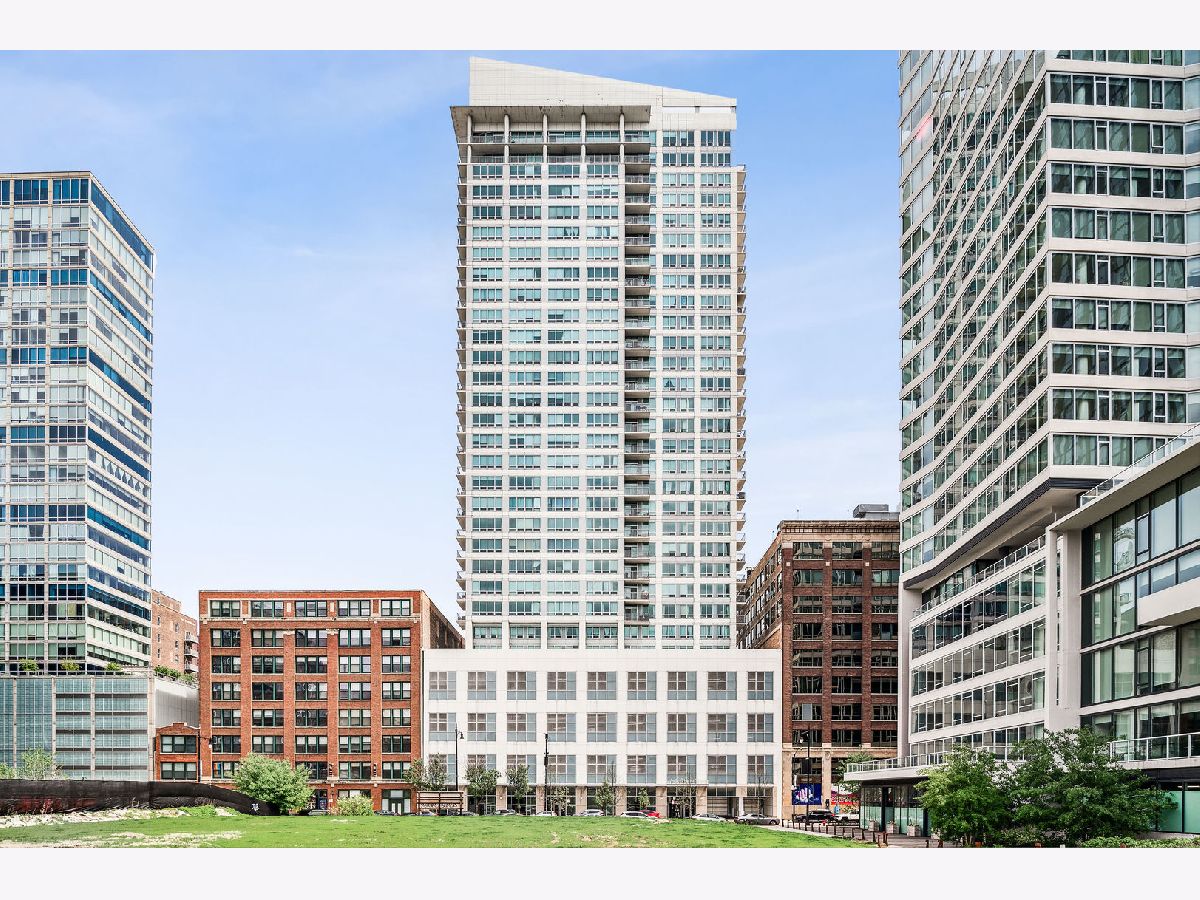 Condominiums Sold Wells Street Tower Chicago Illinois, 701 Wells
