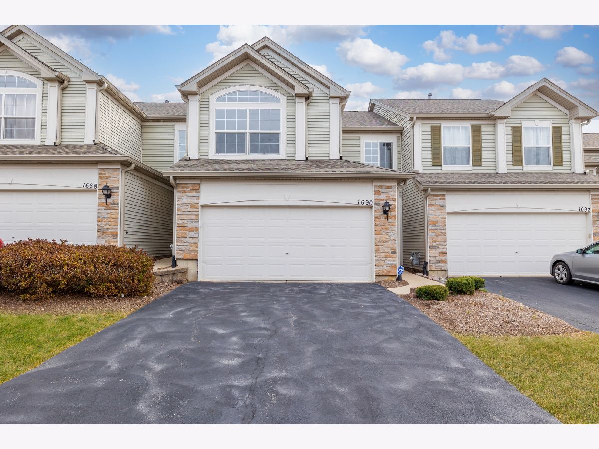 Townhomes & Condos & Homes Sold Grand Pointe Trails Aurora Illinois, 1690 Fredericksburg