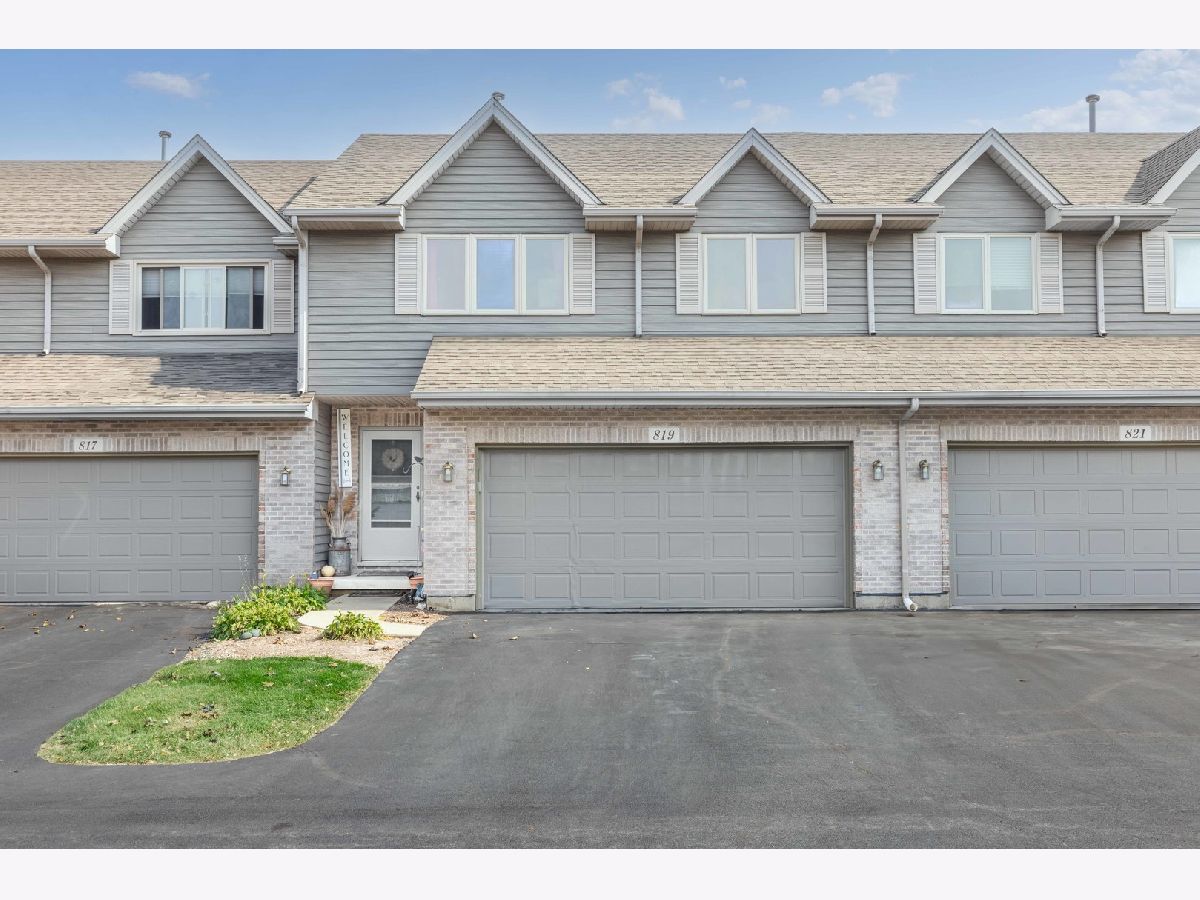 Townhomes & Condos & Homes Sold Old Mill Manor Hampshire Illinois, 819 Casey