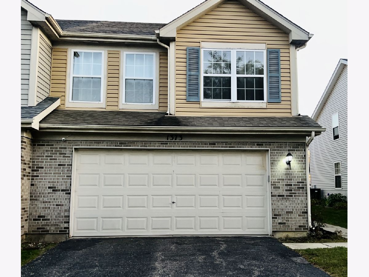 Townhomes & Condos & Homes Rented Lakewood Village Mundelein Illinois, 1373 Newport