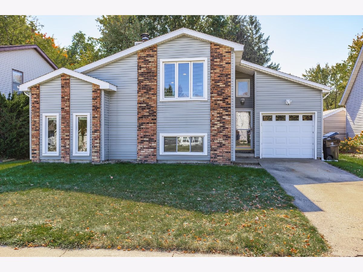 Homes & Condos & Townhomes Sold Lakewood Bloomington Illinois, 2101 Clearwater